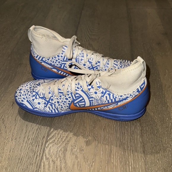 indoor used ronaldo soccer cleats size 3.5y - Picture 2 of 4